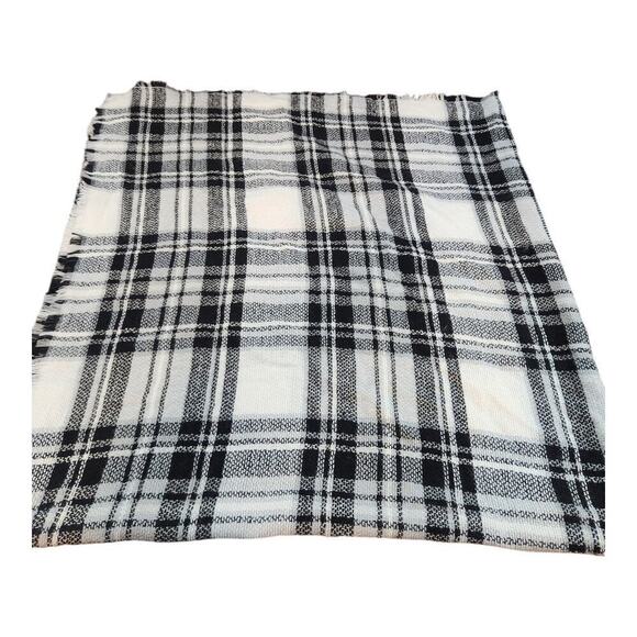 ModCloth black & white large plaid blanket scarf, shawl, throw wrap 10% acrylic - Picture 5 of 7